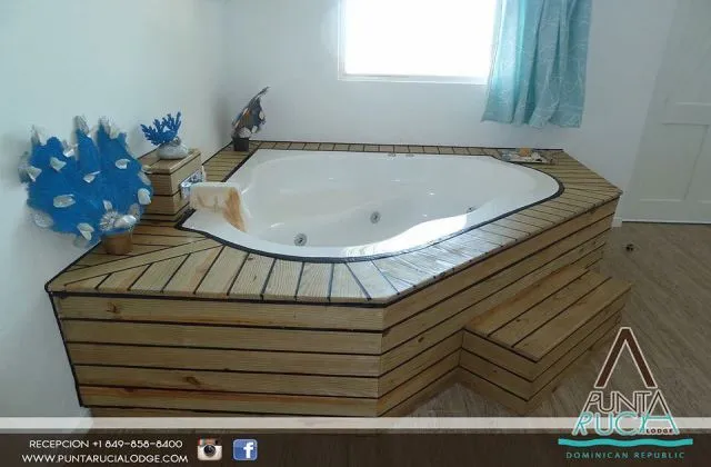 Punta Rucia Lodge room jacuzzi